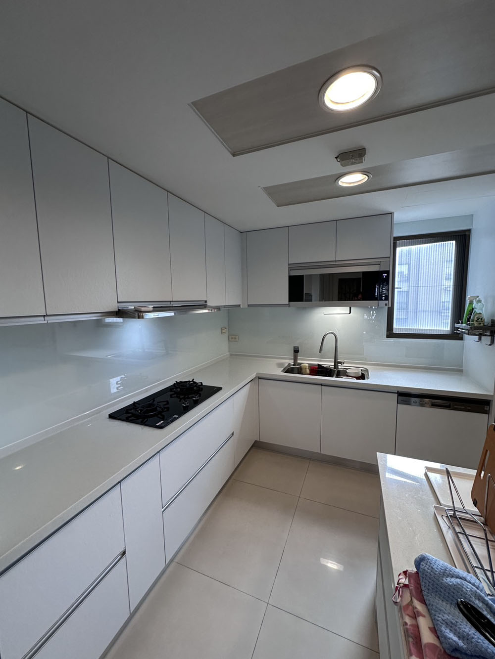 台中廚房優白烤漆玻璃牆面