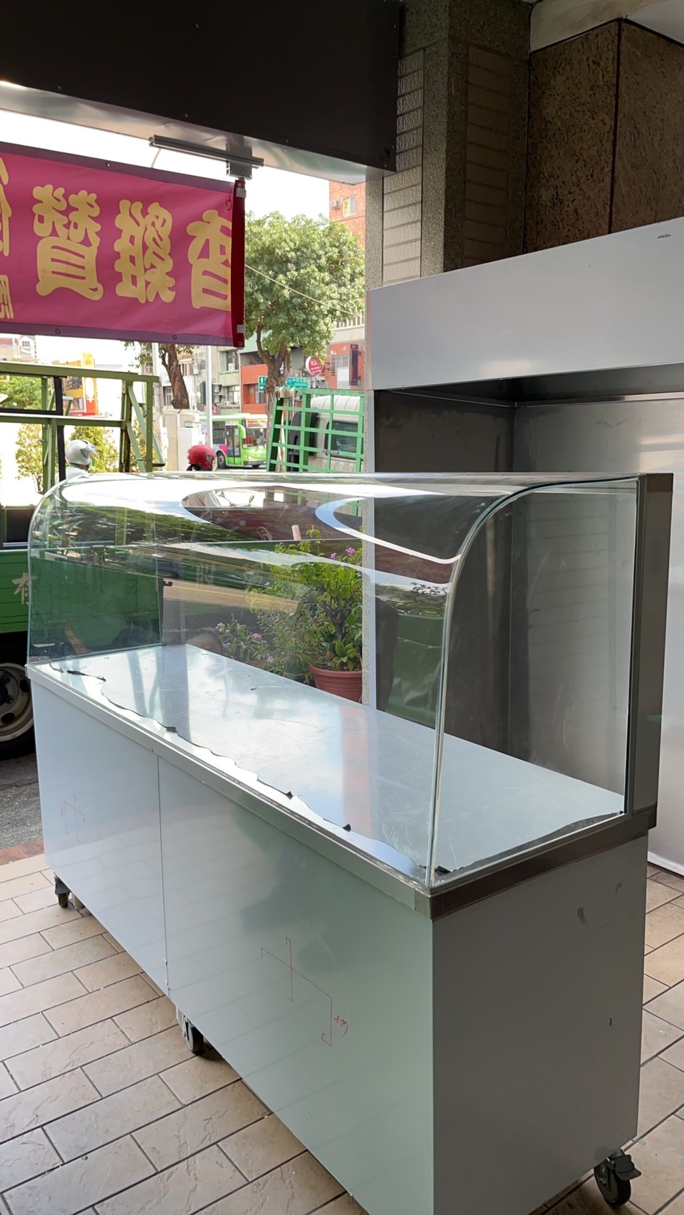台中彎曲玻璃展示櫃
